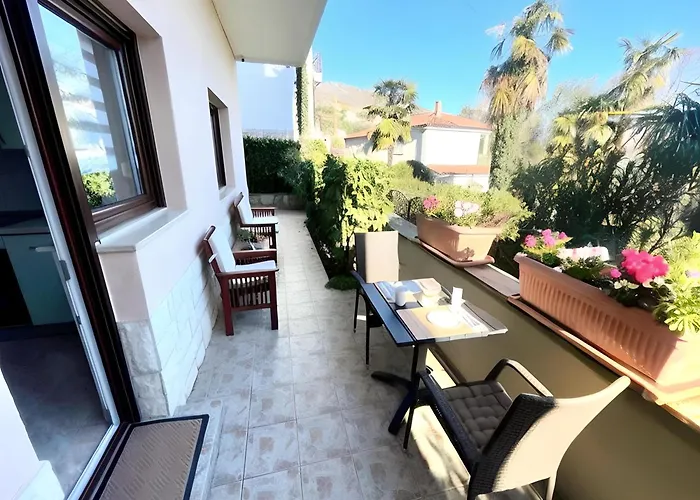 Apartments Dujmic - 50M From The Sea With Private Parking