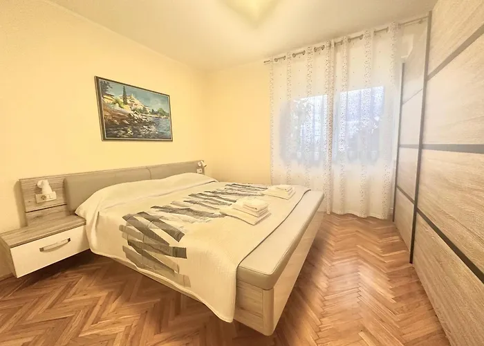 Apartments Dujmic - 50M From The Sea With Private Parking