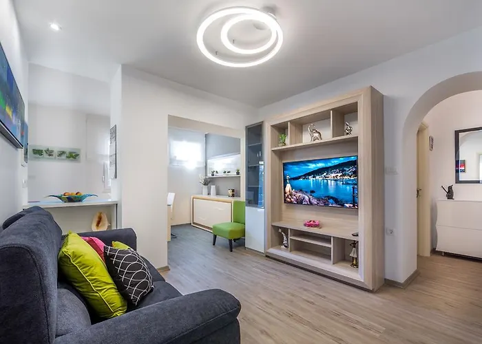 Apartments Dujmic - 50M From The Sea With Private Parking