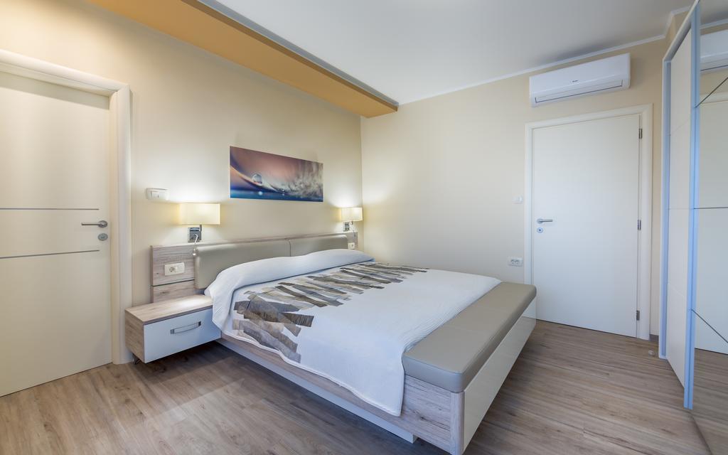 Dujmic - 50m From The Sea With Private Parking Apartment