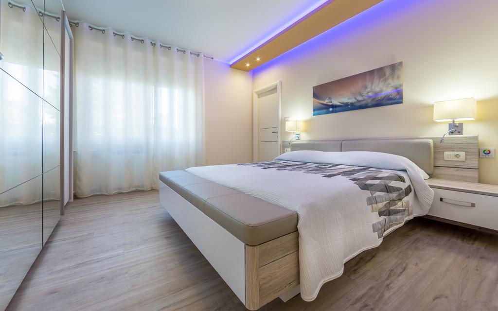 Apartment Dujmic - 50m From The Sea With Private Parking *