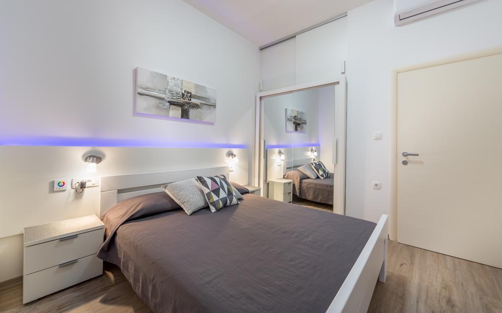 Dujmic - 50m From The Sea With Private Parking Apartment