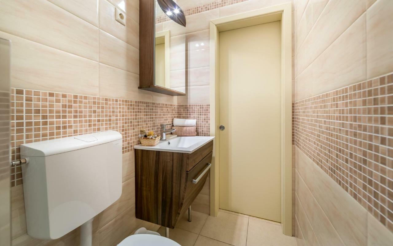 Dujmic - 50m From The Sea With Private Parking Apartment Icici